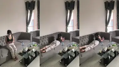 Dokumentasi Gadis Cantik Bersantai Di Ruang Tamu