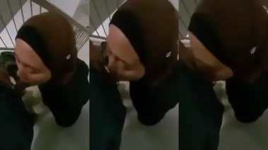 Ukhti Hijab Cantik Pasrah Servis Di Tangga